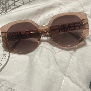 I’m selling because I’m not wearing these shades